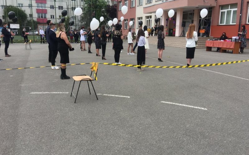 Gaudeamus Igitur cu mască şi distanţare în curţile şcolilor unde elevii de a XII-a îşi iau rămas bun de la liceu