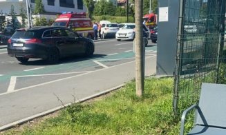 Accident cu două mașini pe Bună Ziua. Au măturat pista de biciclete și s-au oprit pe trotuar