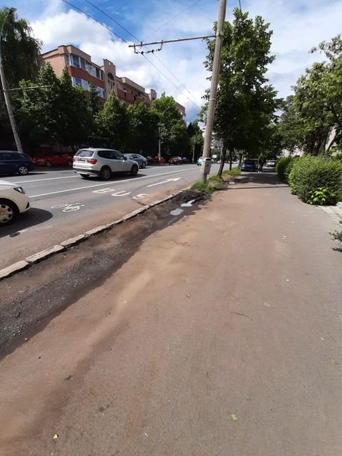 Locuitorii de pe Titulescu, obligaţi să parcheze pe trotuare. PUZ-ul ce prevede mai multe parking-uri în Gheorgheni, la un pas de reziliere