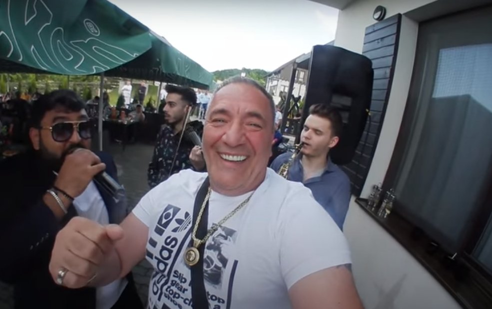 Nelson Mondialu, chef cu lăutari la o pensiune din Cluj. Poliția s-a pus pe numărat participanţii
