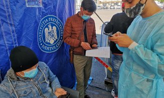 3 vietnamezi vin la vaccin, la Drive Through Cluj-Napoca, fără maşină. A doua zi, revin cu şeful lor. "Totul se termina cu multe zâmbete și evident... YES, YES"