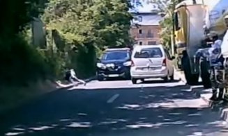 Când stăzile devin pericol public! Copil căzut de pe bordura-trotuar de pe Donath, salvat de o șoferiță