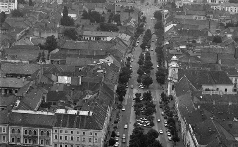 Bdul Eroilor din Cluj-Napoca, anii '90, când circulau autobuze prin inima orașului şi exista o insulă verde