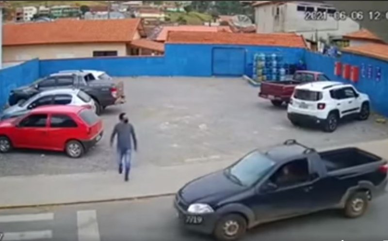 Bărbat, "spulberat" pe trecerea de pietoni de un... câine. Imaginile au devenit virale