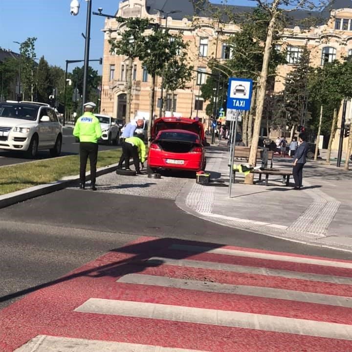 Servicii à la Cluj! Șoferiță rămasă în pană în centru, ajutată de polițiști să schimbe roata