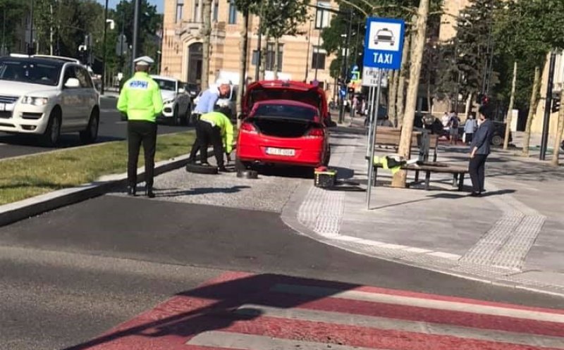 Servicii à la Cluj! Șoferiță rămasă în pană în centru, ajutată de polițiști să schimbe roata