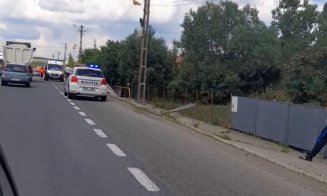Accident pe Cluj-Gherla. A zburat cu mașina peste parapet și s-a răsturnat