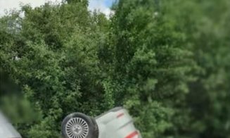Accident pe Cluj-Gherla. A zburat cu mașina peste parapet și s-a răsturnat