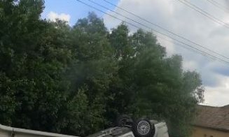 Accident pe Cluj-Gherla. A zburat cu mașina peste parapet și s-a răsturnat