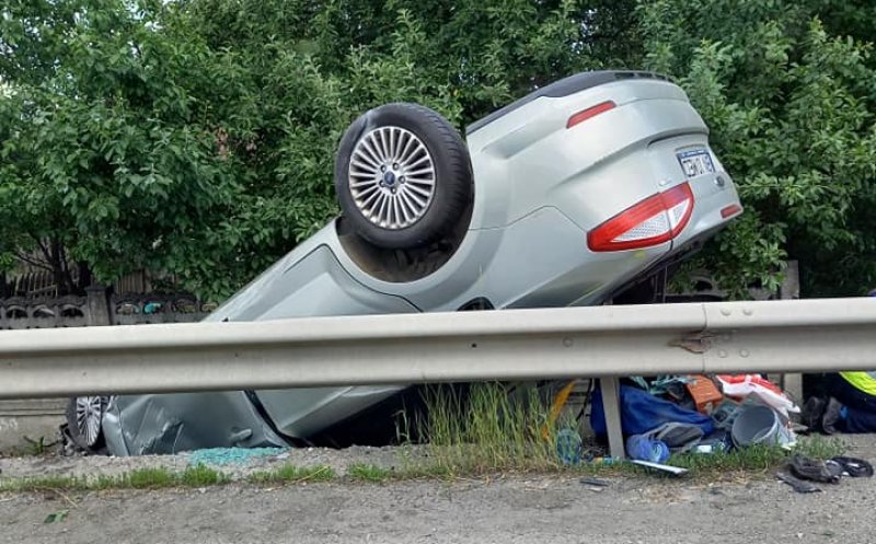 Accident pe Cluj-Gherla. A zburat cu mașina peste parapet și s-a răsturnat