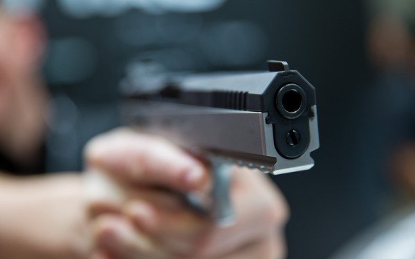 Se întâmplă la Cluj! Un șofer Bolt a amenințat cu pistolul un client și l-a dat jos din mașină