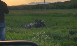 Accident într-o localitate clujeană. O mașină a ajuns cu roțile în sus
