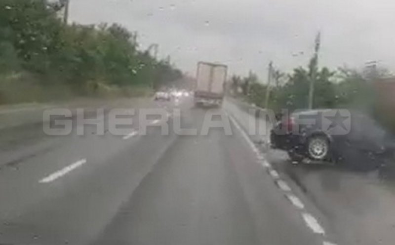 Accident surprins LIVE între Cluj și Dej. Încerca să depășească un TIR și s-a înfipt în parapet