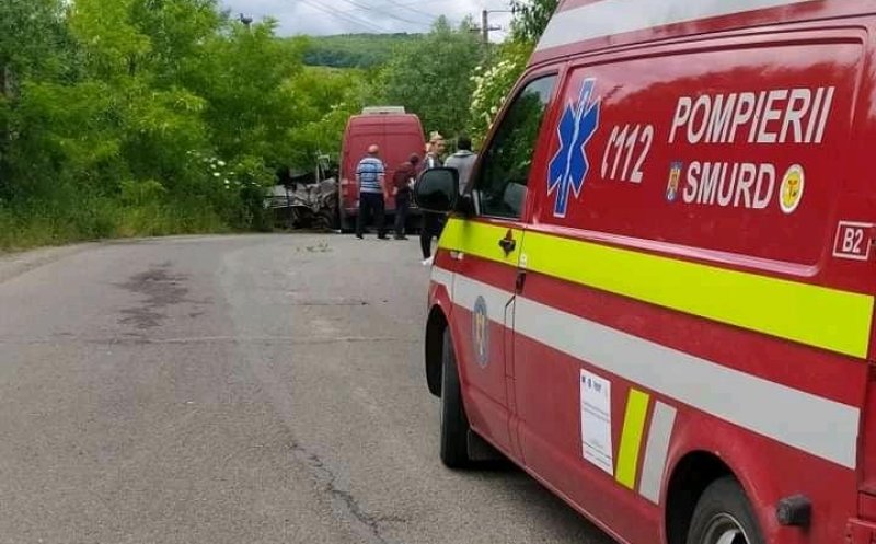 Accident grav la Cluj. Microbuz făcut zob după un impact cu o dubă/ Mai multe persoane rănite