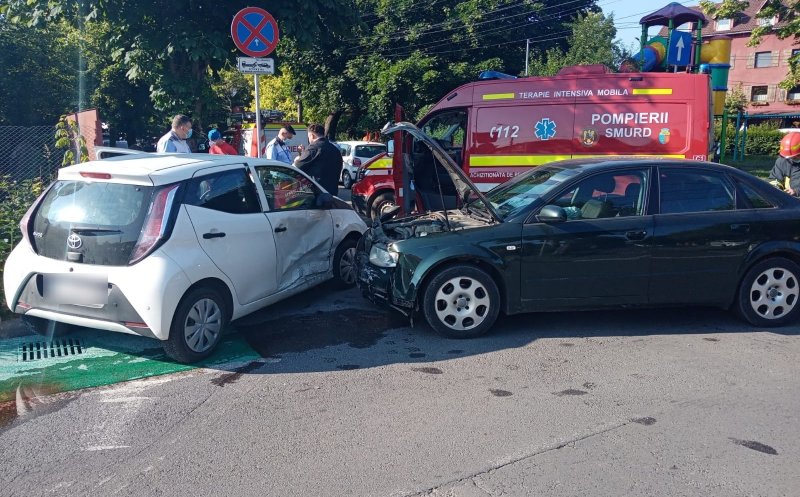 Accident în Cluj-Napoca pe strada Constantin Brâncuși. Salvatorii SMURD au consultat doi adulți și doi copii