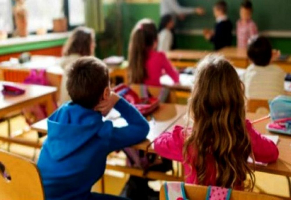 OUG pentru decontarea navetei elevilor, adoptată. Acceptate şi distanţe de peste 50 de kilometri/ Ce sume se dau