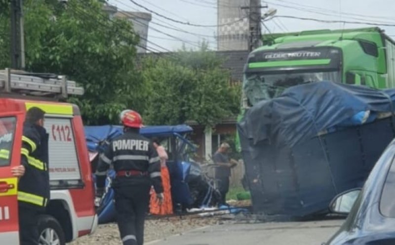 Accident grav la Cluj. Impact între un TIR și un microbuz/ O tânără și un bebeluș, transportați la spital