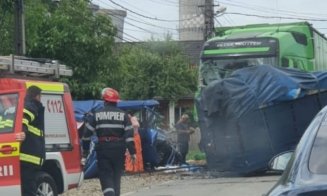 Accident grav la Cluj. Impact între un TIR și un microbuz