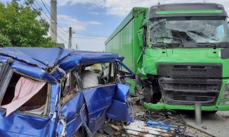 Accident grav la Cluj. Impact între un TIR și un microbuz