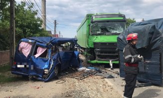 Accident grav la Cluj. Impact între un TIR și un microbuz