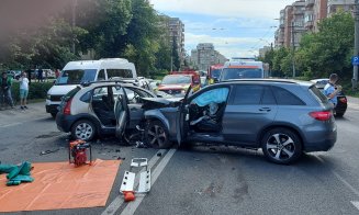 Accident cu trei mașini pe Aurel Vlaicu. Tânără de 20 de ani, rămasă încarcerată