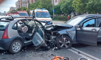 Accident cu trei mașini pe Aurel Vlaicu. Tânără de 20 de ani, rămasă încarcerată