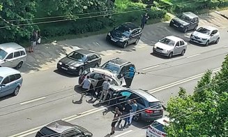 Accident cu trei mașini pe Aurel Vlaicu. O tânără de 20 de ani a rămas încarcerată