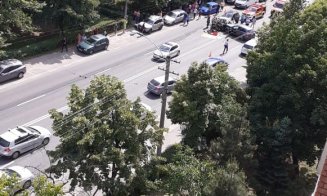 Accident cu trei mașini pe Aurel Vlaicu. O tânără de 20 de ani a rămas încarcerată