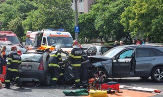 Accident cu trei mașini pe Aurel Vlaicu. O tânără de 20 de ani a rămas încarcerată