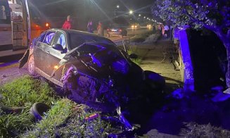 Mașină făcută praf în Cluj! Un șofer a pierdut controlul volanului și s-a izbit de un cap de pod