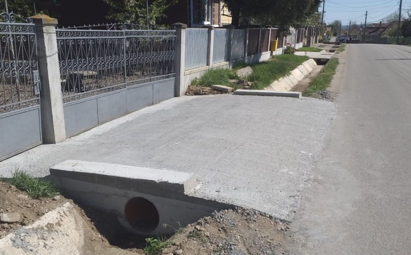 Se lucrează la căile de acces de pe drumurile județene recent reparate