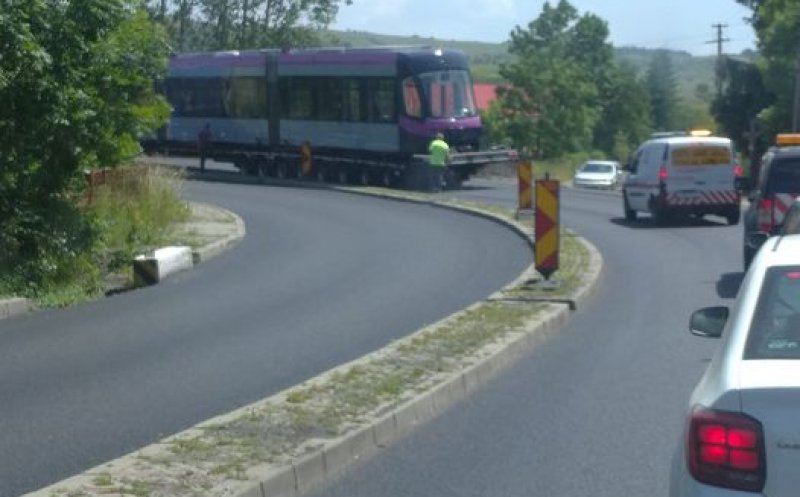 Drumul Cluj - Huedin, blocat de un... tramvai