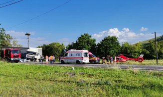Accident cu trei morți lângă Huedin. O mașină a intrat într-un TIR/ Trafic blocat