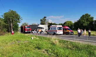 Accident cu trei morți lângă Huedin. O mașină a intrat într-un TIR/ Trafic blocat