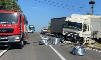 Accident cu trei morți lângă Huedin. O mașină a intrat într-un TIR/ Trafic blocat
