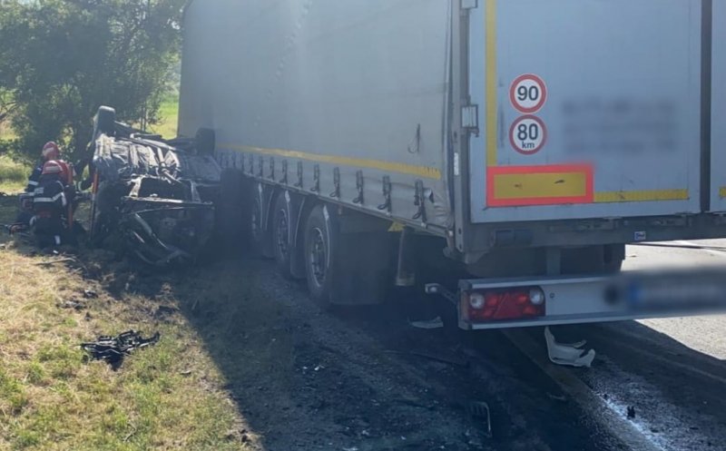 Accident teribil la Cluj. O mașină a intrat într-un TIR/ Trei morți, printre care un copil