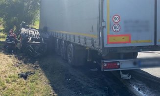 Accident teribil la Cluj. O mașină a intrat într-un TIR/ Trei morți, printre care un copil