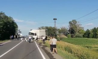 Accident teribil la Cluj. O mașină a intrat într-un TIR/ Trei morți, printre care un copil