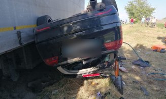 Accident teribil la Cluj. O mașină a intrat într-un TIR/ Trei morți, printre care un copil