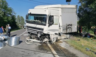 Accident teribil la Cluj. O mașină a intrat într-un TIR/ Trei morți, printre care un copil