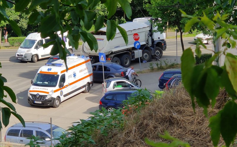 Accident cu biciclist în Plopilor. "Dezastru, o basculantă avea sub roți o bicicletă cu roțile îndoite!"