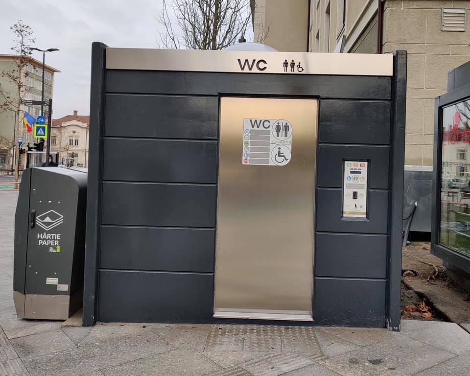 Noi muncim, nu gândim: Toaleta din centrul Clujului, funcţională şi pentru persoanele cu handicap... la a treia încercare
