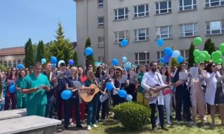 Absolvenţii UMF Cluj duc mai departe tradiţia serenadelor