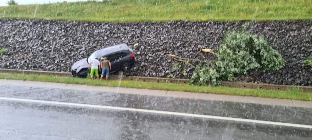 O mașină a zburat de pe drum pe Autostrada Transilvania