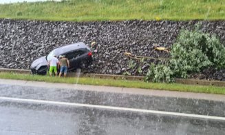 O mașină a zburat de pe drum pe Autostrada Transilvania