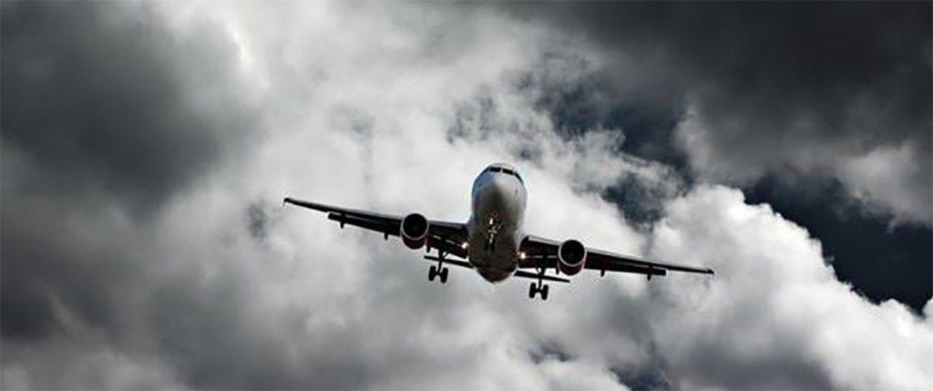 Furtuna a întors din drum un avion București-Cluj
