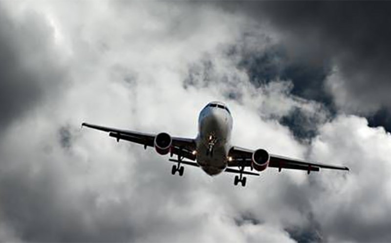 Furtuna a întors din drum un avion București-Cluj