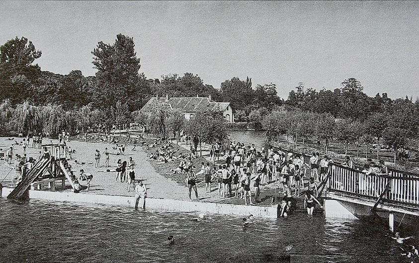 Nostalgie... Zi de vară la ștrandul municipal din Cluj. Era cuplat la Canalul Morii, unde se făcea baie până în anii '60