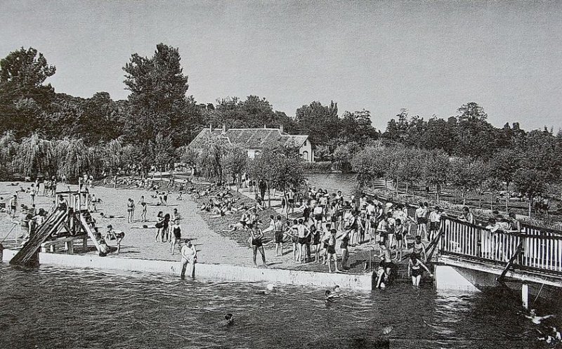 Nostalgie... Zi de vară la ștrandul municipal din Cluj. Era cuplat la Canalul Morii, unde se făcea baie până în anii '60