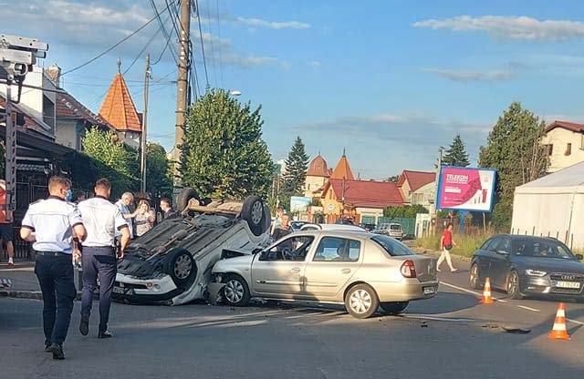 ACCIDENT în Cluj-Napoca. I-a răsturnat maşina cu roţile în sus şi l-a băgat în spital